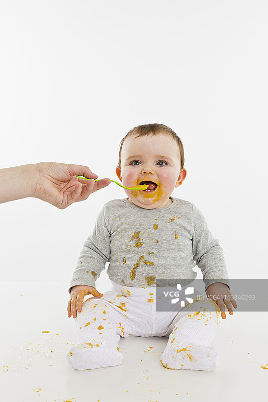 成年人在喂婴儿图片素材