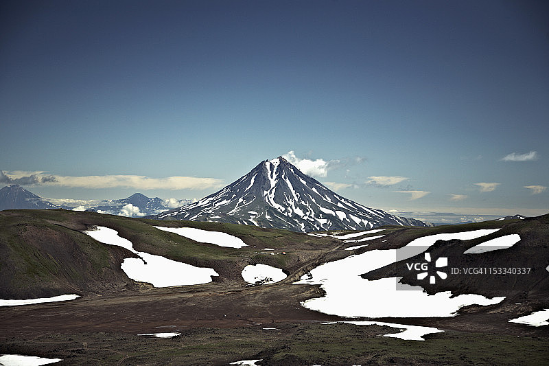 俄罗斯科里亚克火山前山谷中的雪地图片素材