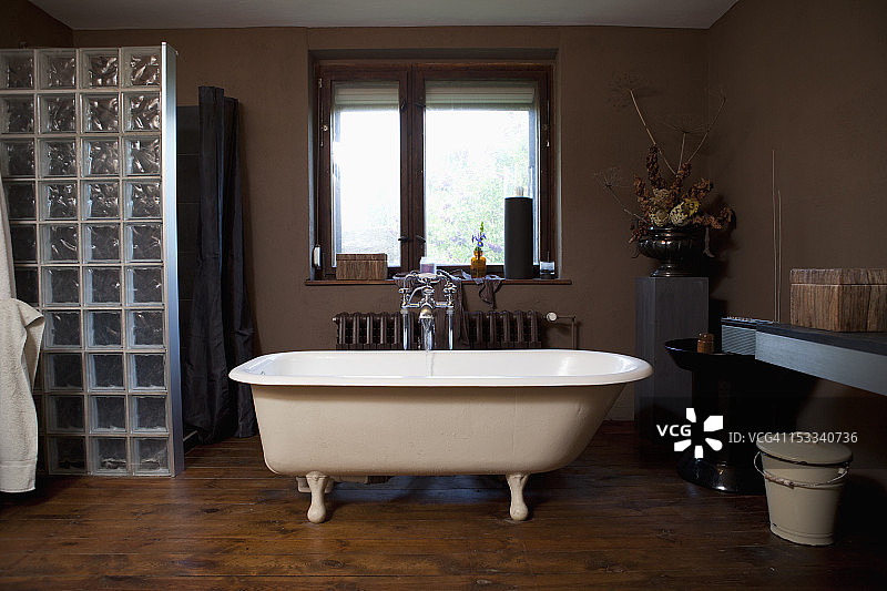 水流入爪足浴缸图片素材