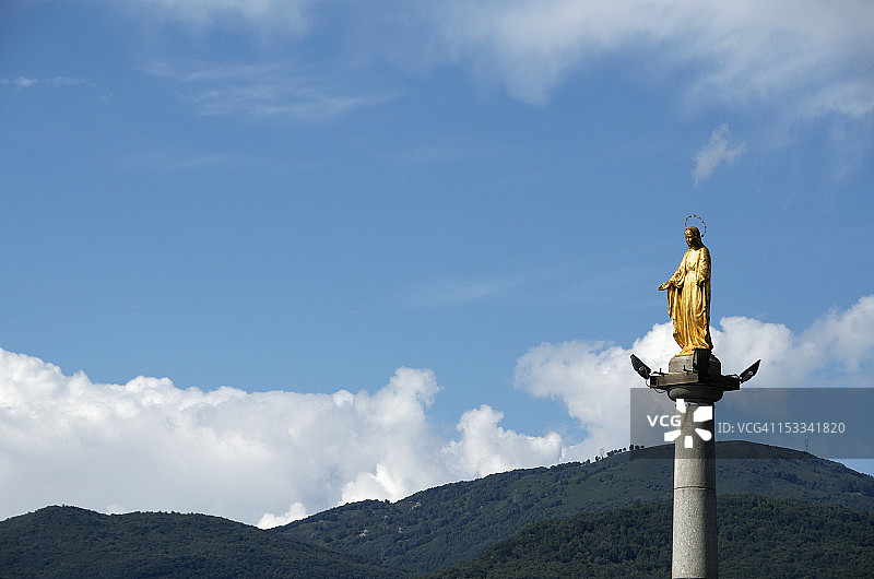 金色圣母玛利亚雕像图片素材