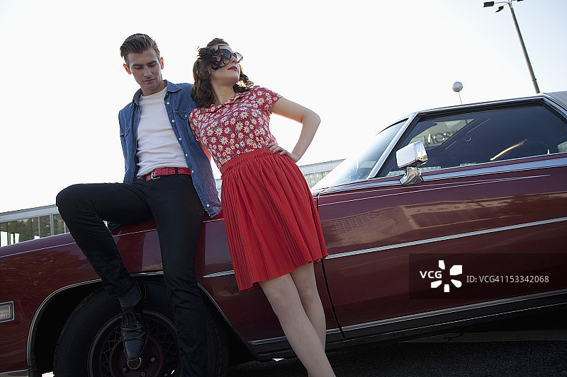 倚靠在老爷车上的复古情侣图片素材