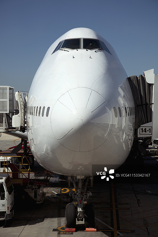 连接廊桥的巨型喷气式飞机图片素材