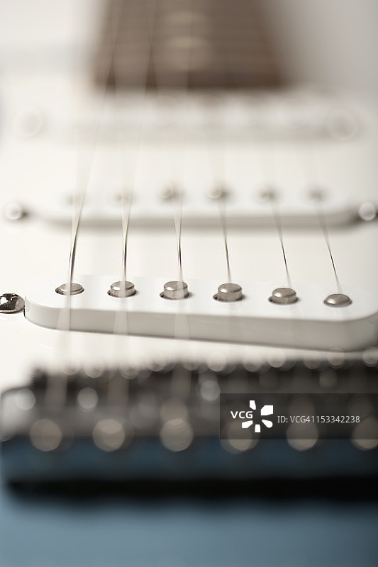 电吉他上的琴弦振动图片素材