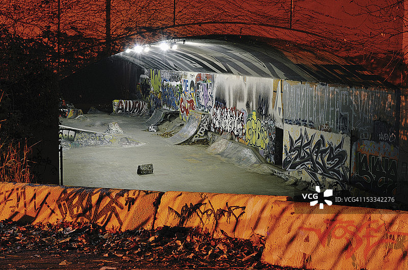 夜间隧道里的滑板坡道和涂鸦图片素材