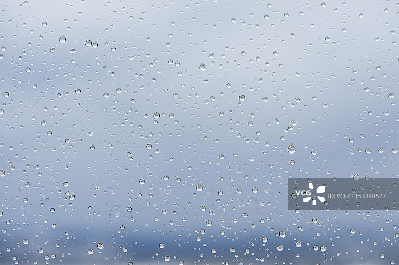 窗户上的雨滴，特写图片素材