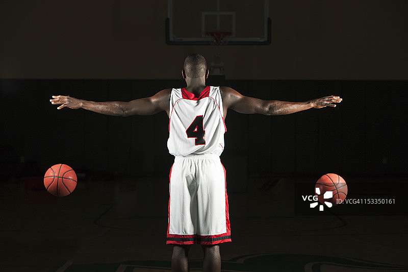 篮球运动员运两个篮球图片素材
