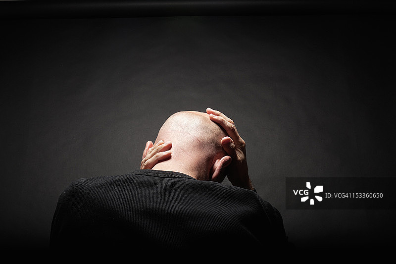 男子双手抱头（后视图）图片素材