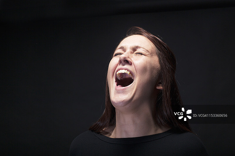 尖叫的年轻女子头部肖像图片素材