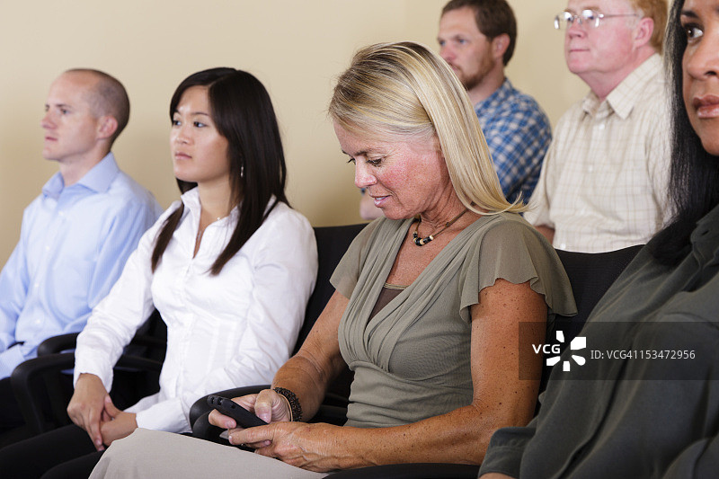 正在发短信的评审团成员图片素材