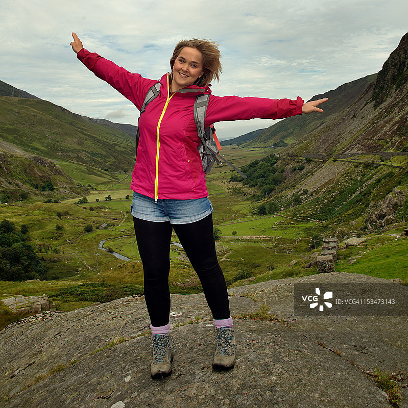 年轻人站在山上图片素材