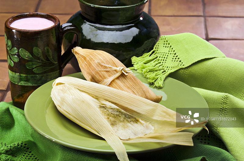 墨西哥传统美食：玉米粉蒸肉和阿托莱图片素材