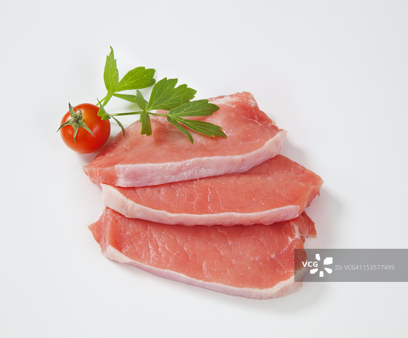 装饰过的生猪肉牛排（白色背景）图片素材