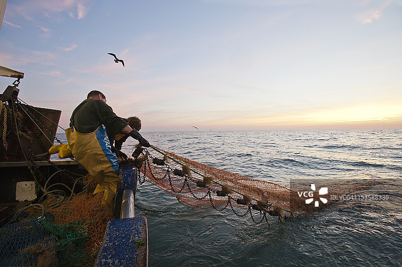 夜间拖网捕鱼图片素材