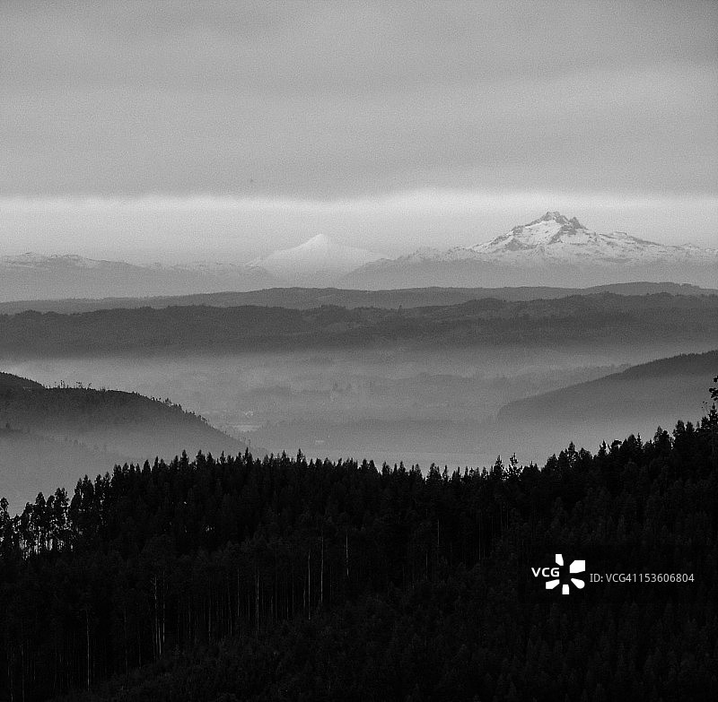 从海岸山脉看到的安第斯山脉图片素材