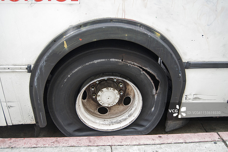 城市公交车轮胎爆胎图片素材