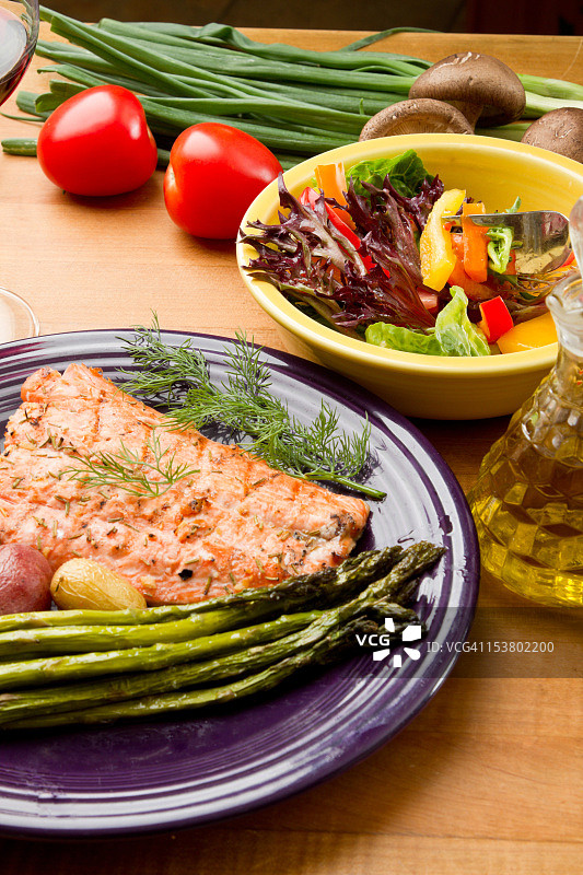 烤三文鱼晚餐图片素材