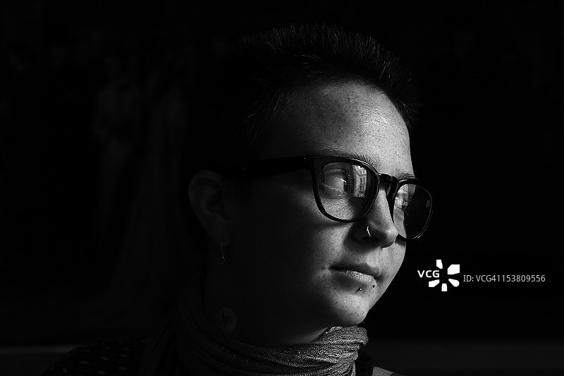 戴眼镜的女人图片素材