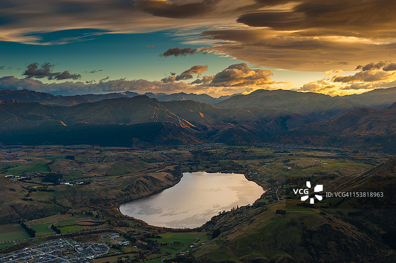 卓越山顶俯瞰海耶斯湖美景图片素材