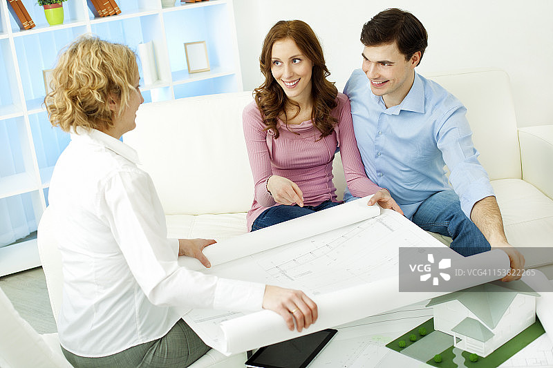 情侣与建筑师会面图片素材