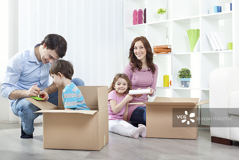 搬进新家的一家人图片素材