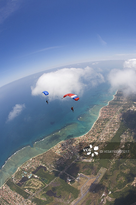 在海滩上跳伞的人图片素材