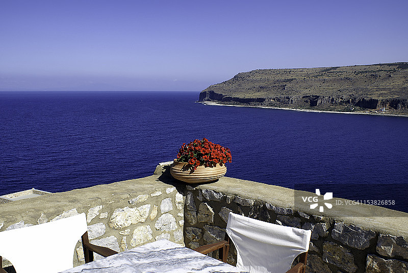 蓝色中的红色图片素材