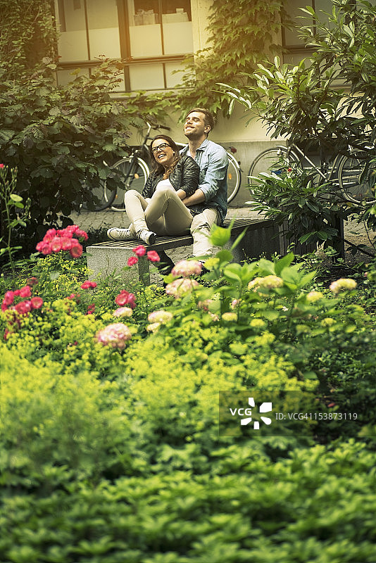 在公园约会的年轻情侣图片素材