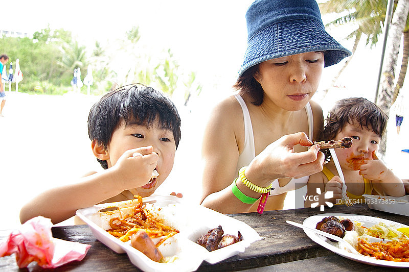 海滩上的午餐图片素材