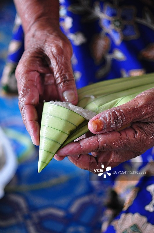 制作中的马来粽图片素材
