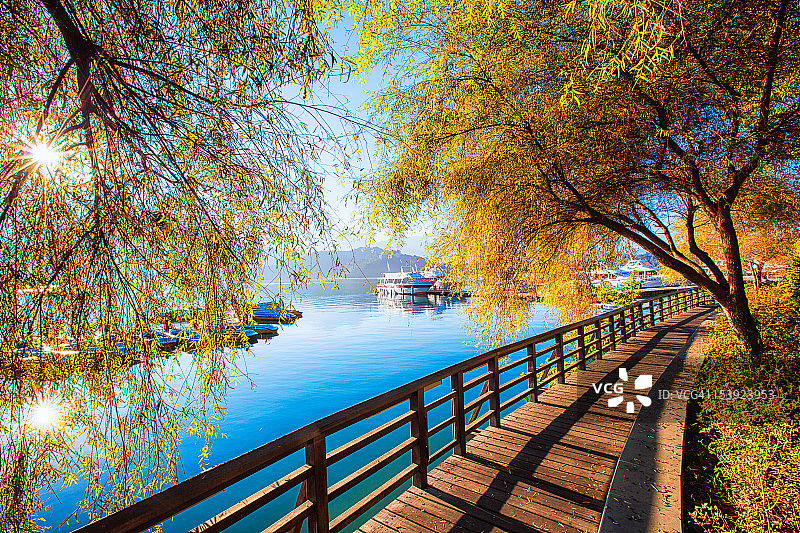 询问通往秋日日月潭的道路图片素材