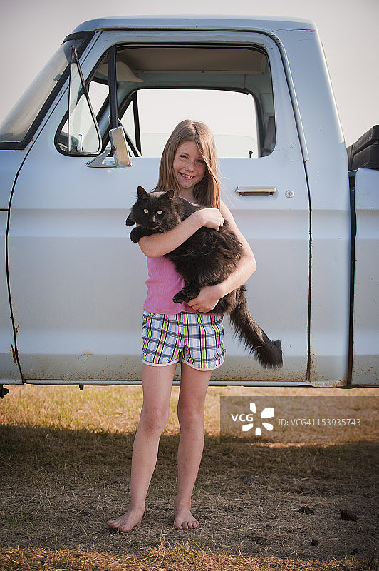 带着宠物猫和皮卡的农场女孩图片素材