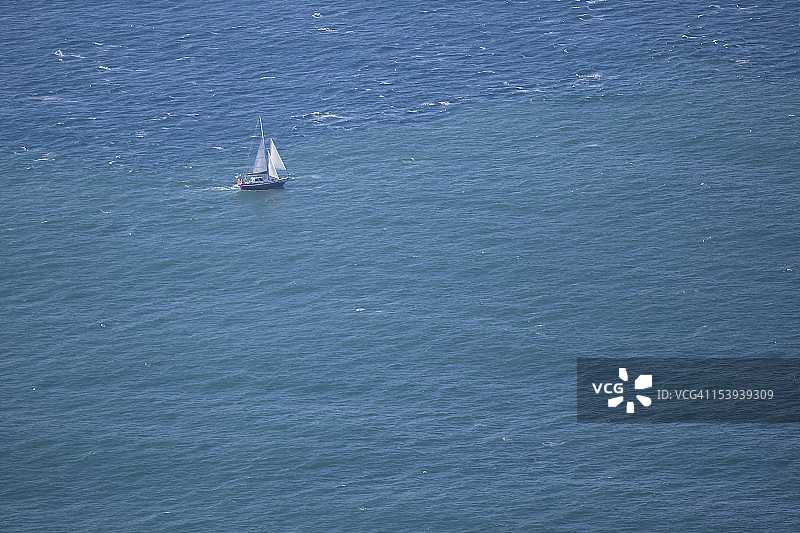 南非德班附近顺风航行的单桅帆船航拍影像图片素材