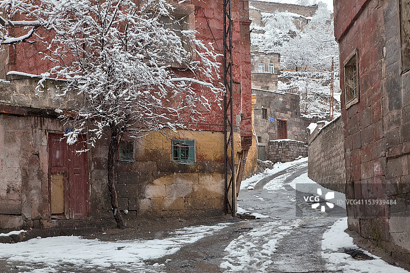 土耳其开塞利省哈吉拉尔村的小巷图片素材