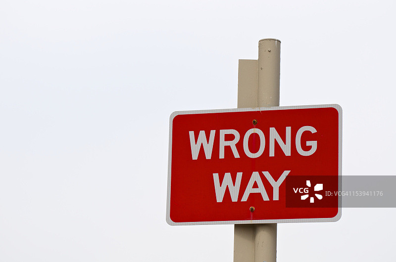 错误方向标志杆图片素材