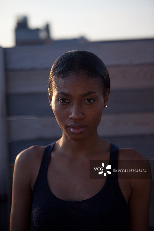 美国纽约哈莱姆区年轻女子肖像图片素材