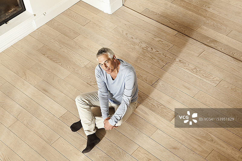 德国柏林坐在地板上的年长男人肖像图片素材