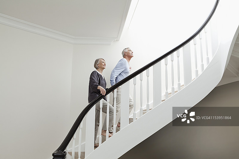 德国柏林：老年夫妇爬楼梯图片素材