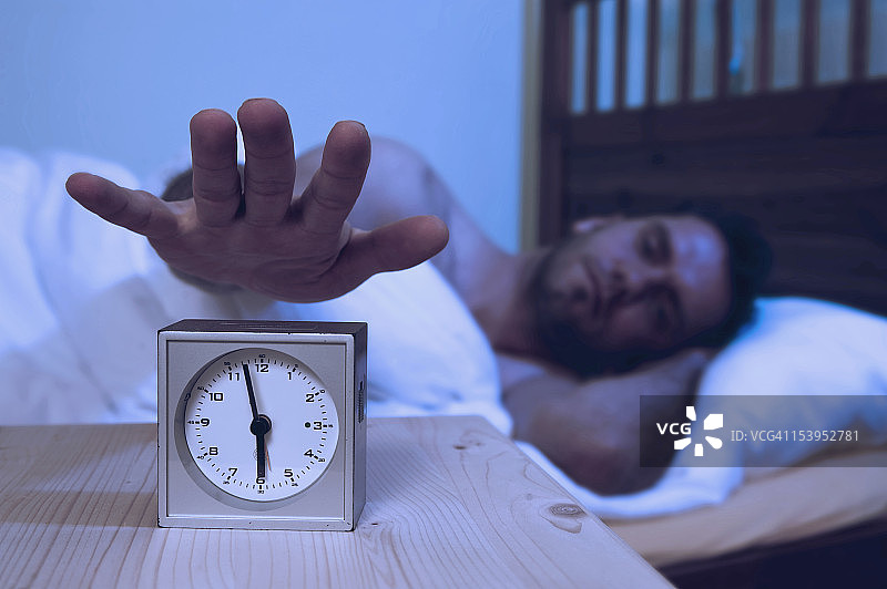 男子关闭闹钟图片素材