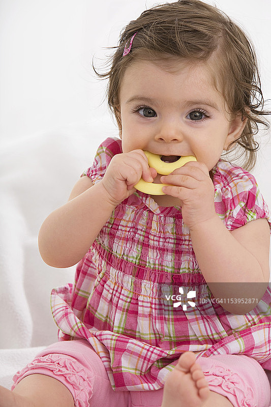 嘴里含着奶嘴的女婴图片素材