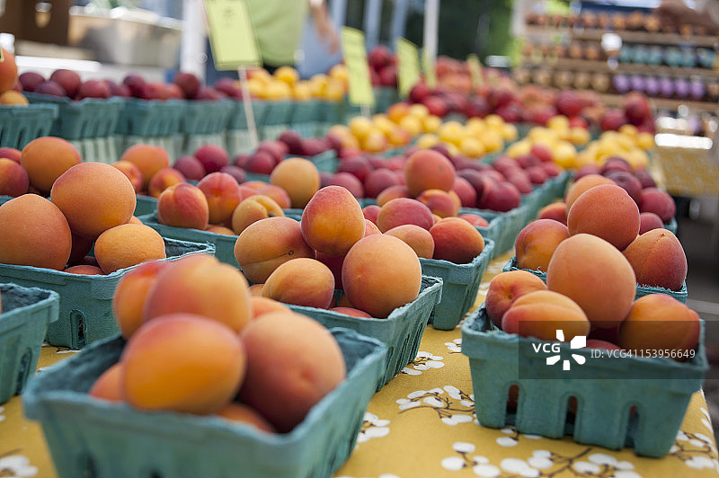 农贸市场箱子里的杏子和桃子图片素材