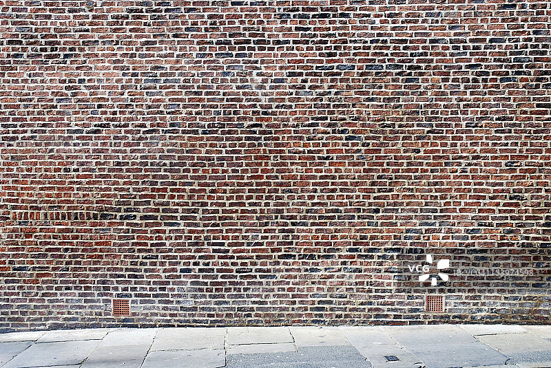 英国城市背景：红色砖墙与人行道图片素材