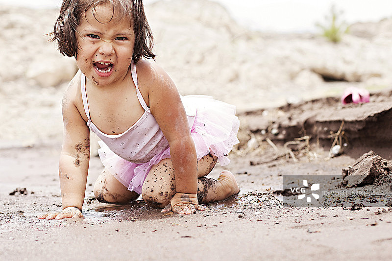 幼儿玩泥巴图片素材