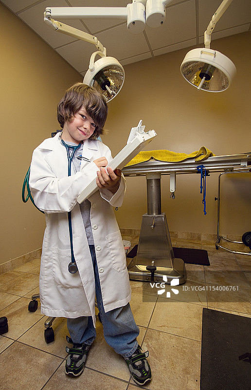 年轻医生拿着剪贴板图片素材