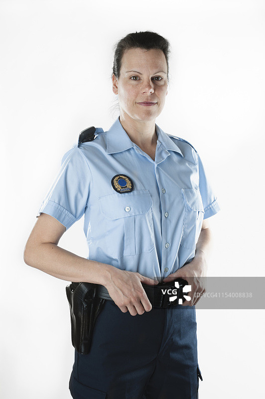 白色背景下的夏装女警（竖版）图片素材