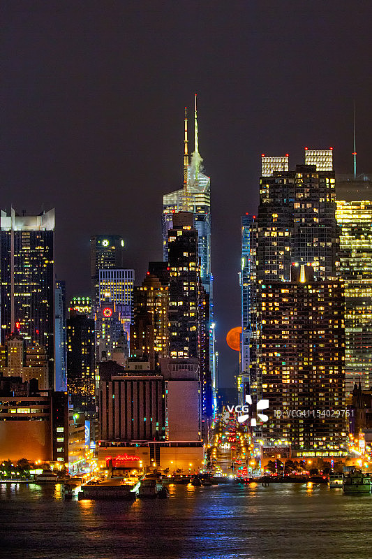 纽约市42街上空的超级月亮图片素材