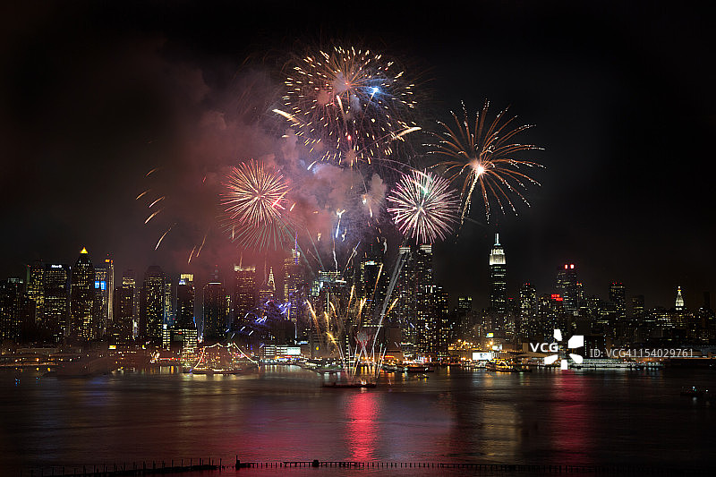 纽约曼哈顿天际线的烟花庆典图片素材
