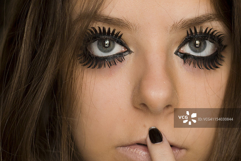 戴假睫毛的女孩图片素材