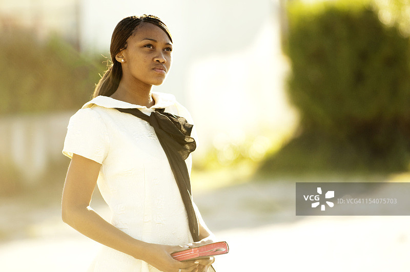 在街上拿着黑书的女孩图片素材