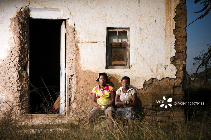 两位年轻的科萨族女性在乡村住宅前图片素材