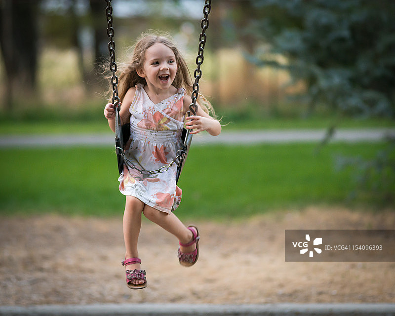 荡秋千的儿童图片素材